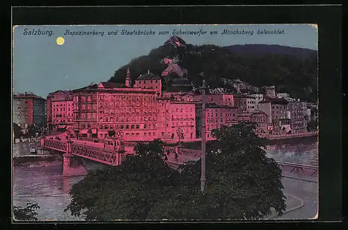 AK Salzburg, Kapuzinerberg und Staatsbrücke vom Scheinwerfer am Mönchsberg beleuchtet