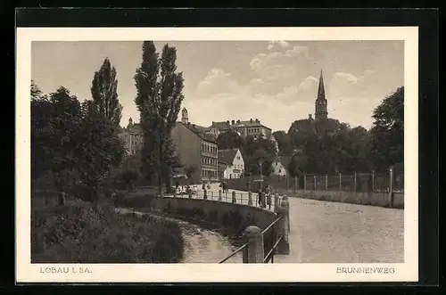 AK Löbau i. Sa., Brunnenweg, Blick zur Kirche