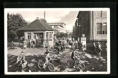 AK Singen am Hohentwiel, MAGGI-Werke, Belegschaftsmitglieder gehen in den Feierabend