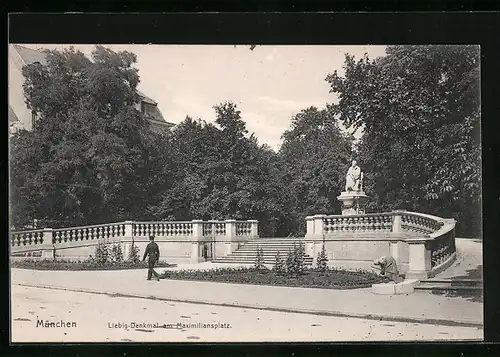 AK München, Liebig-Denkmal am Maximiliansplatz