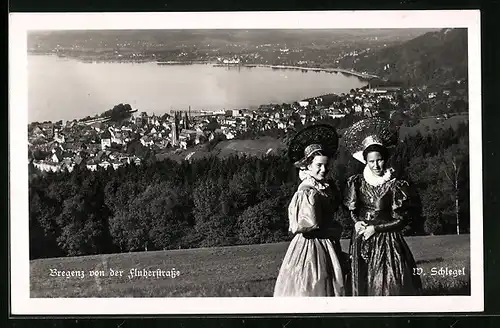 AK Bregenz, Blick von der Fluherstrasse, zwei Frauen in Alt-Bregenzer Trachten