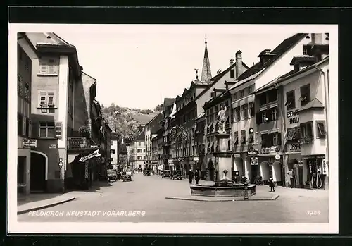 AK Feldkirch-Neustadt, Strassenpartie mit Geschäften und Brunnen