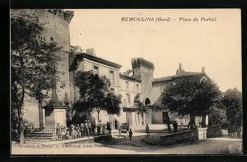 AK Remoulins, Place du Portail