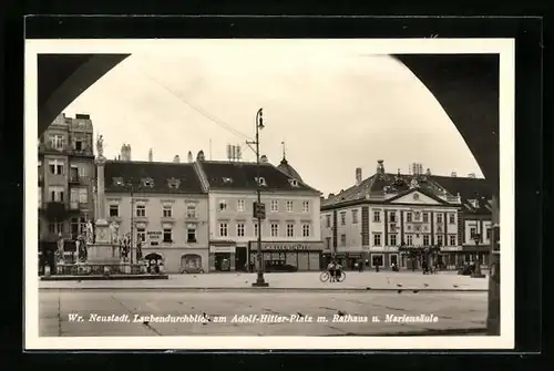 AK Wiener Neustadt, Laubendurchblick am Platz mit Geschäften, Rathaus und Mariensäule