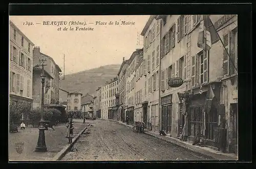 AK Beaujeu, Place de la Mairie et de la Fontaine