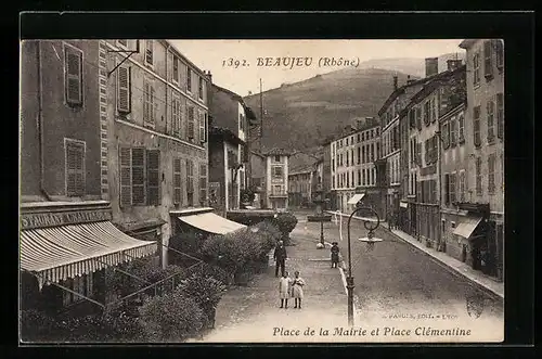 AK Beaujeu, Place de la Mairie et Place Clèmentine