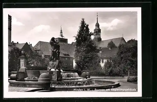 AK Minden i. W., Brunnen am Regierungsgebäude