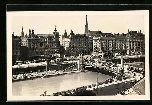 AK Wien I., Strassenbahnen auf der Schwedenbrücke und Kai