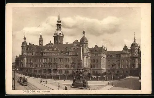 AK Dresden, Strassenbahn am Kgl. Schloss mit Denkmal