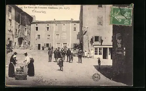 AK Trianges, La Cour de l`ancien Château