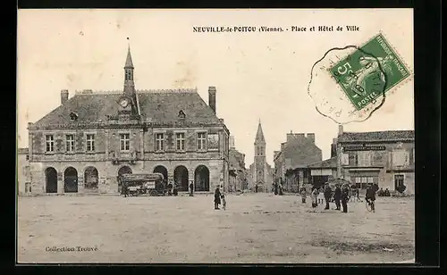 AK Neuville-de-Poitou, Place et Hôtel de Ville