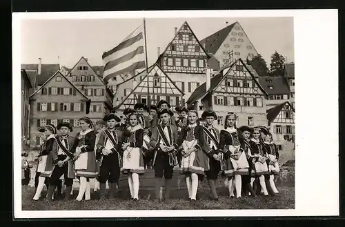 AK Schwäbisch-Hall, Der Kleine Siedershof und Kinder mit Fahne