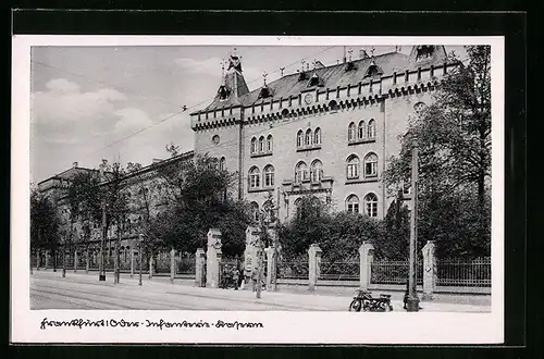 AK Frankfurt a. O., Strassenpartie mit Infanterie-Kaserne