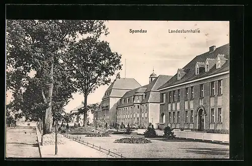 AK Berlin-Spandau, Strassenpartie mit Landesturnhalle