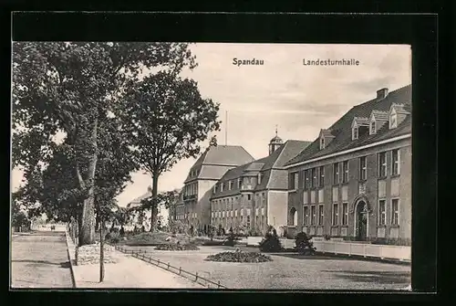 AK Berlin-Spandau, Strassenpartie mit Landesturnhalle