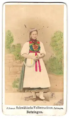 Fotografie P. Sinner, Betzingen, junge Frau in schwäbishcre Tracht aus Betzingen mit Sichel, Hand Koloriert