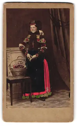 Fotografie H. Habenicht, Minden i. W., junge Frau in westfälischen Trachtenkleid mit Blumenkorb, Hand Koloriert