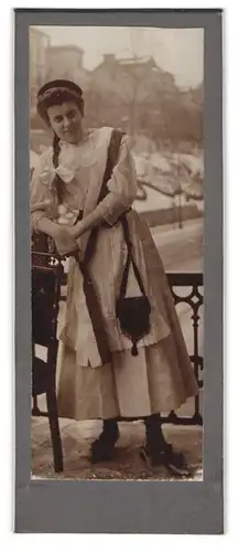 Fotografie unbekannter Fotograf und Ort, junge Frau als Studentin im hellen Kleid mit Couleur und Biertönnchen