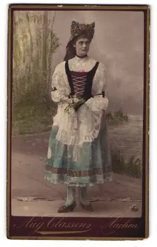 Fotografie Aug. Classens, Aachen, junge Frau im Trachtenkleid, Hand Koloriert