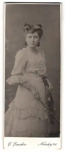 Fotografie E. Encke, Niesky, junge Frau Elsa Mattig im hellen Kleid mit Geige / Violine in der Hand, 1907