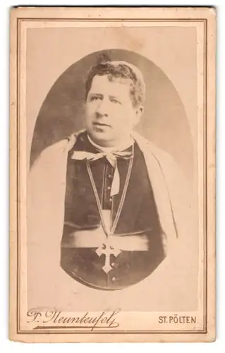 Fotografie F. Neunteufel, St. Pölten, Bischof im Talar mit Kreuzkette