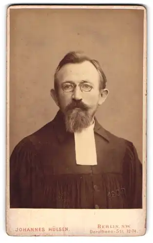 Fotografie Johannes Hülsen, Berlin, Justiziar in Amtsrobe mit Zwickerbrille und Henri Quatre Bart