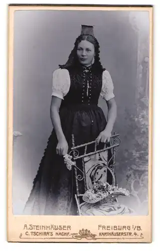 Fotografie A. Steinhäuser, Freiburg i. Br., junge Frau in Württembergischer Tracht posiert im Atelier