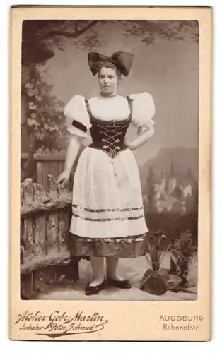 Fotografie Gebr. Martin, Augsburg, junge Dame im Trachtenkleid Dirndl mit Haarschleife
