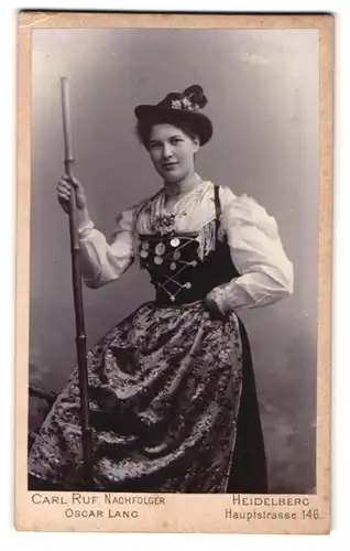 Fotografie Carl Ruf Nachf., Heidelberg, junge Frau Emma im württembergischen Trachtenkleid mit Pailetten und Wanderstock