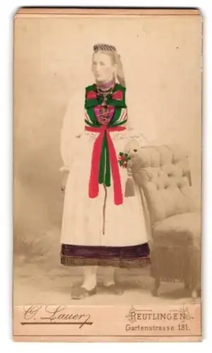 Fotografie O. Lauer, Reutlingen, junge Frau in württembergischen Trachtenkleid, Hand Koloriert