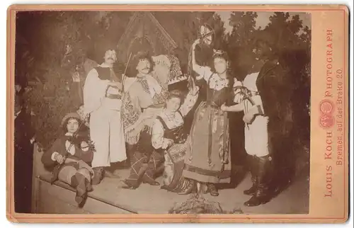 Fotografie Louis Koch, Bremen, Faschingstruppe als Zigeuner beim Tanze mit Geige, 1892