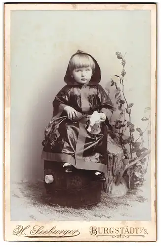 Fotografie H. Seeburger, Burgstädt, kleiner Knabe als Münchner Kindl mit Bierkrug zum Fasching sitzt auf einem Bierfass