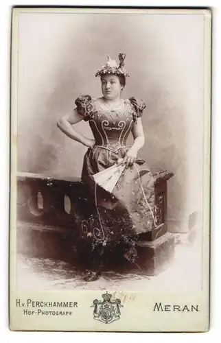 Fotografie H. v. Perckhammer, Meran, Dame im bestickten Kleid zum Fasching mit Fächer