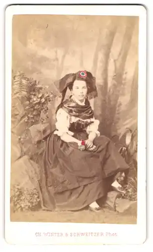Fotografie Ch. Winter & Schweitzer, Strassbourg, junge Französin im Trachtenkleid mit Haarschleife