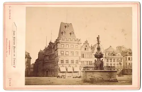 Fotografie C. Schulz, Trier, Ansicht Trier, das Rothe Haus mit Brunnen