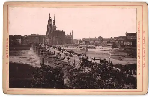 Fotografie Hermann Poy, Dresden, Ansicht Dresden, Strassenbahn auf der Augustusbrücke mit Blick zur Altstadt