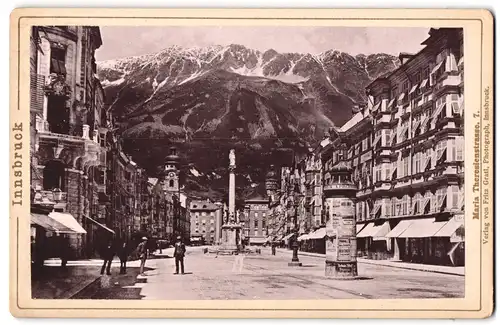 Fotografie Fritz Gratl, Innsbruck, Ansicht Innsbruck, Blick in die Maria Theresienstrasse mit Litfasssäule