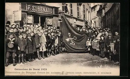 AK Dorat, Presentation du Drapeau devant les maisons