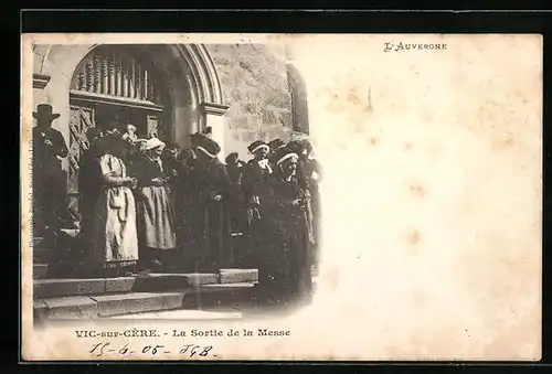 AK Vic-sur-Cère, La Sortie de la Messe