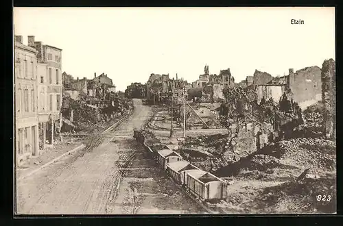 AK Etain, Strasse mit Ruinen und Güterloren