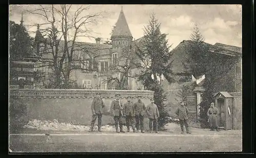 AK Woinville, Soldaten vor dem Schloss