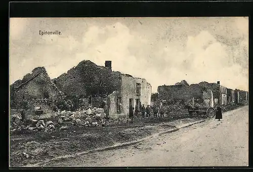AK Epinonville, Strassenpartie mit Soldaten und Ruinen