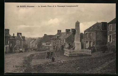 AK La Dorée, La Grande Place et le Monument Commemoratif