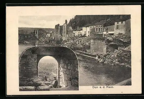 AK Dun a. d. Maas, Flusspartie mit Ruinen, Soldat unter Torbogen