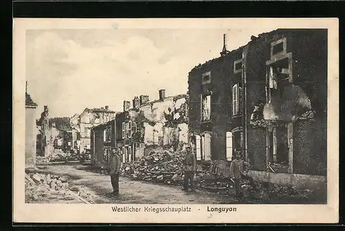 AK Longuyon, Strasse mit Soldaten und Ruinen