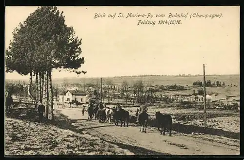 AK Ste-Marie-a-Py, Ortsansicht vom Bahnhof aus, mit Soldaten auf der Landstrasse