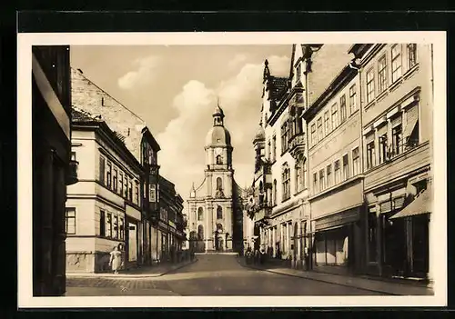 AK Suhl /Th., Strassenpartie mit Blick auf Kirche