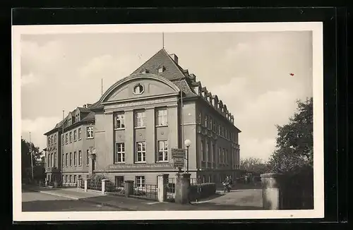 AK Senftenberg /N.-L., Kreishaus mit Strasse