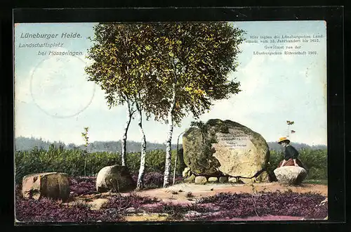 AK Hösseringen /Lüneb. H., Landschaftsplatz mit Gedenkstein