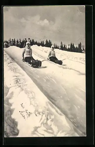 AK Schlittenfahrer rodeln einen Berg hinunter